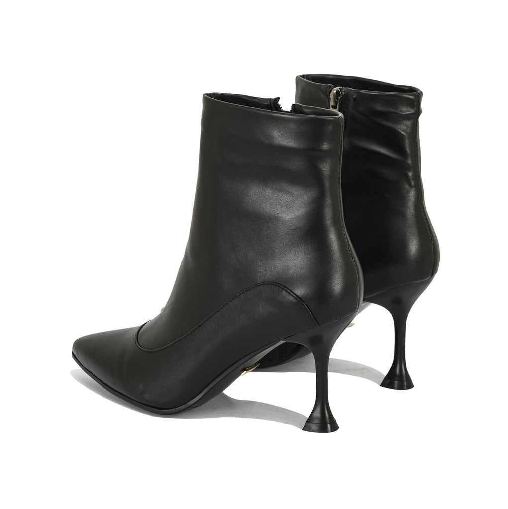 Sophie pointed ankle boots featuring a geometric heel | 2022B